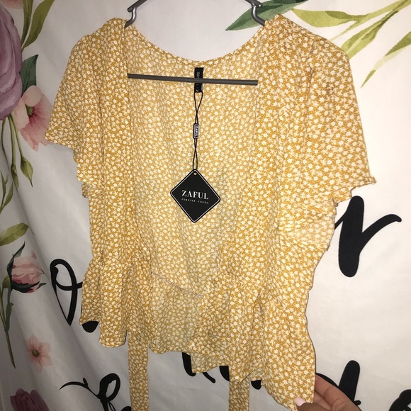 Zaful Tops - NWT Zaful yellow crop top with tie size large